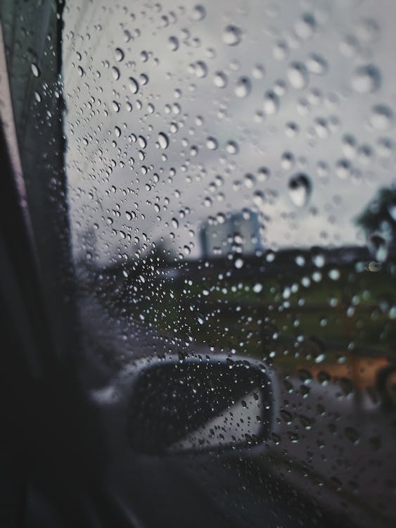 Kostenloses Foto zum Thema: auto, autofenster, fahrzeug, nahansicht, regen,  regentropfen, regnen, vertikaler schuss, wassertropfen