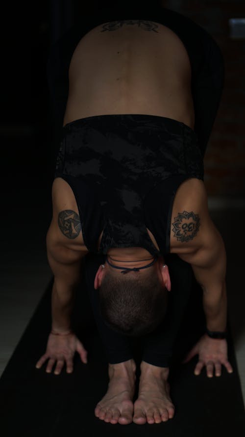 Бесплатное стоковое фото с yoga, босиком, вертикальный выстрел