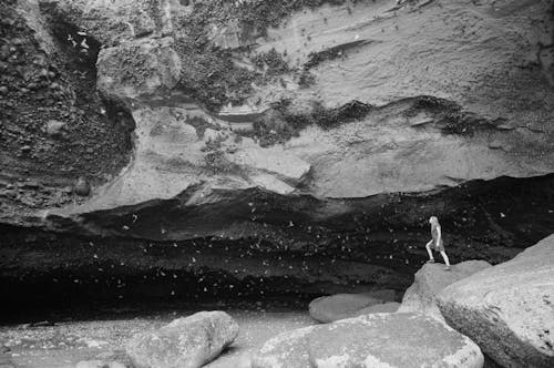 Безкоштовне стокове фото на тему «жінка, камінь, Печера»