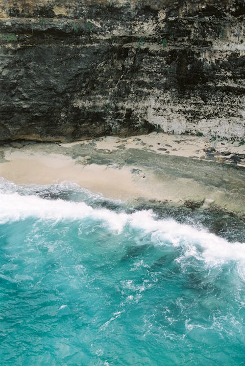 Kostnadsfri bild av blått hav, klippa, sand