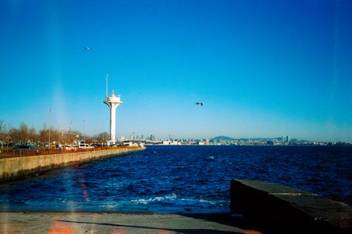 Free A vibrant seascape in Istanbul showcasing a radar tower and the city skyline under a clear blue sky. Stock Photo