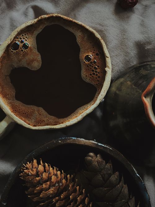 Free Warm coffee mug with pine cones set in a rustic scene. Perfect for cozy moments. Stock Photo