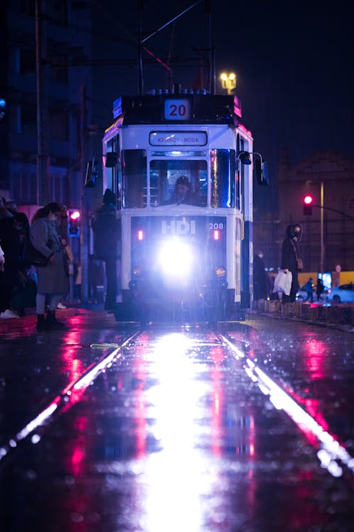 下雨的夜晚, 乘客, 交通系統 的 免費圖庫相片