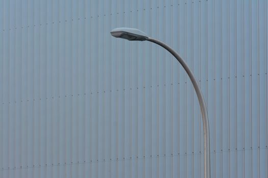 Instalasi bollard stainless steel pada area komersial
