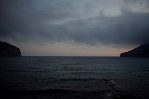 bulut, dağ, karanlık deniz içeren Ücretsiz stok fotoğraf