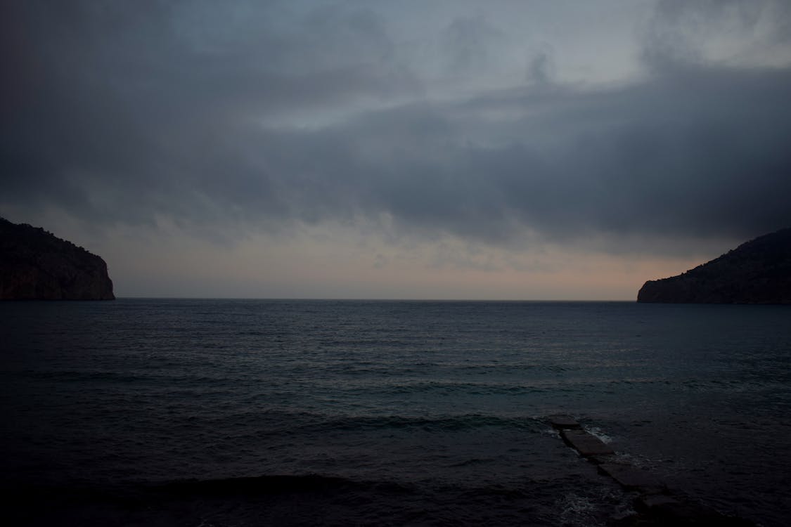 Free Foto stok gratis awan, gunung, laut yang gelap Stock Photo