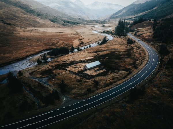 Vedere aeriană a unei autostrăzi între munți