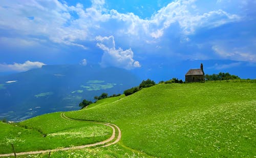 Foto profissional grátis de caminhadas na montanha, capela, grassplot