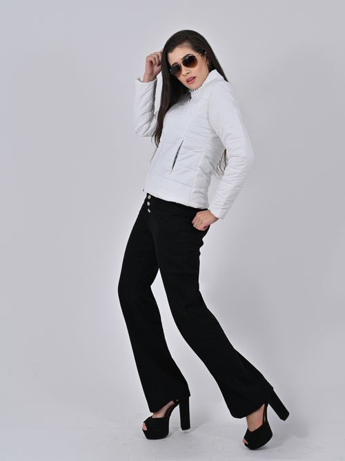 Free Portrait of a fashionable woman in winter attire wearing sunglasses, posing confidently. Stock Photo