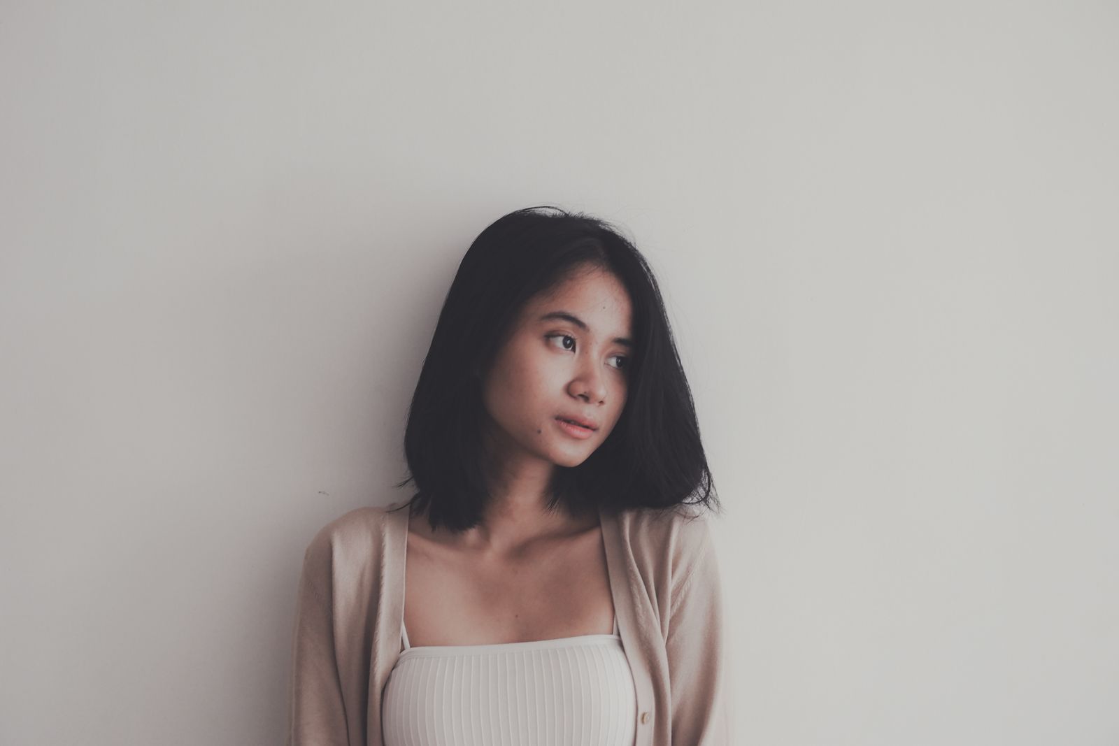 Femme de profil avec cheveux mi-longs ondulés, lumière naturelle, ambiance éditoriale