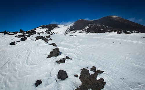 Foto d'estoc gratuïta de blanc, cel blau, cobert de neu