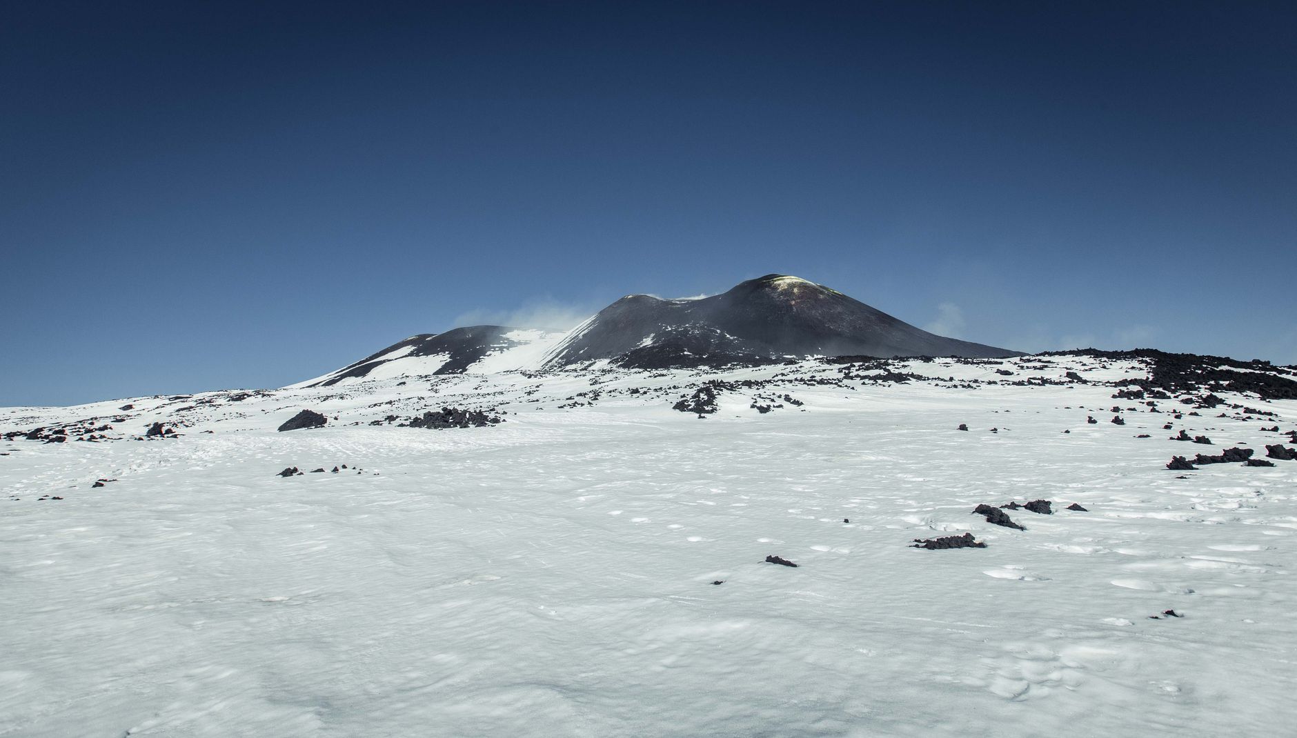 Etna Yanardağı'ndan çıkan kül bulutu
