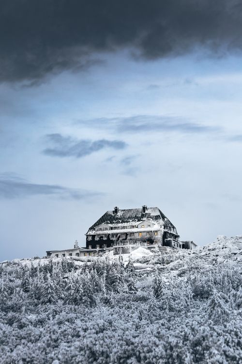 Free Scenic winter view of a snow-covered house on a hill in Poland. Stock Photo
