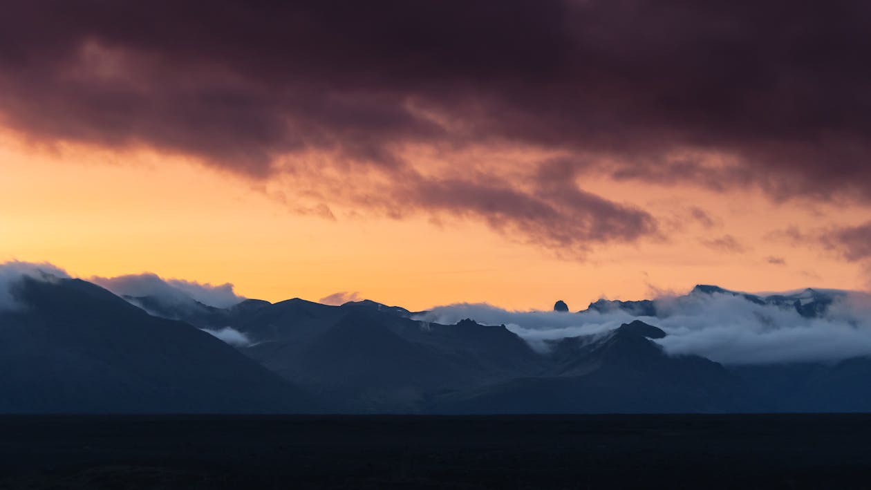 akşam karanlığı, bulutlar, dağlar içeren Ücretsiz stok fotoğraf