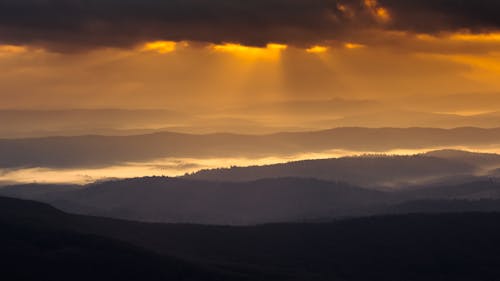 Δωρεάν στοκ φωτογραφιών με αγροτικός, ακτίνα φωτός, βουνά