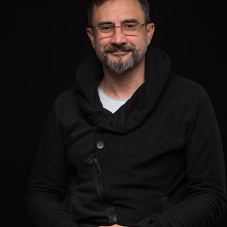 Marc Ferreira Portrait d'un technicien barbu en pull sombre