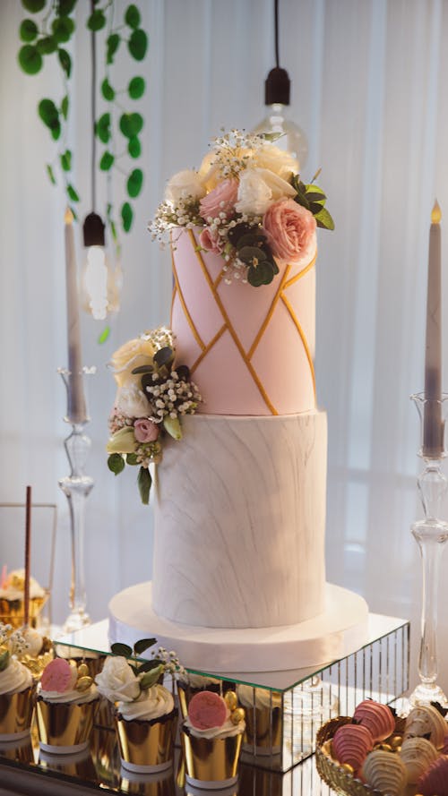 Безкоштовне стокове фото на тему «вертикальні постріл, весілля, Весільний торт» стокове фото