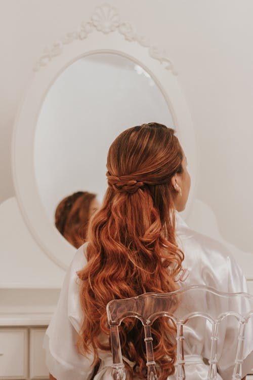 Foto stok gratis berambut merah, cermin, duduk