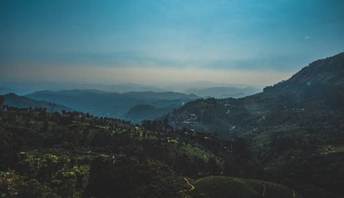 Kostnadsfri bild av åkermark, berg, dagsljus