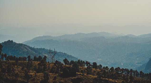 薄雾缭绕的山谷、令人惊叹的分层山脉和自然风光