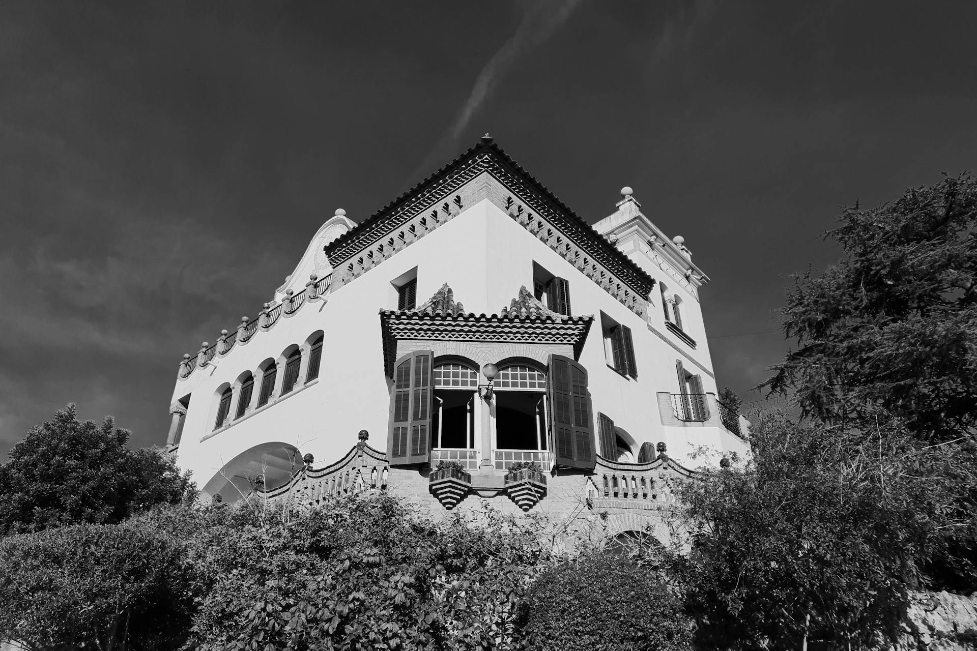 Black and white image showcasing the captivating facade of a historic building in Barcelona.