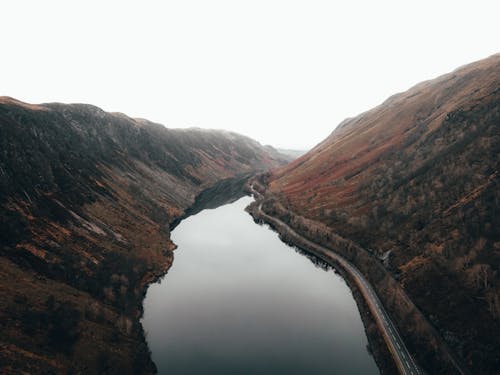 Безкоштовне стокове фото на тему «відображення води, коричневі гори, краєвид»