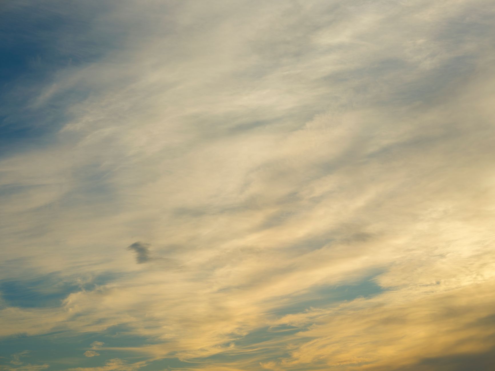 Strahlender Himmel & Wolken – Minimalistisches Wallpaper