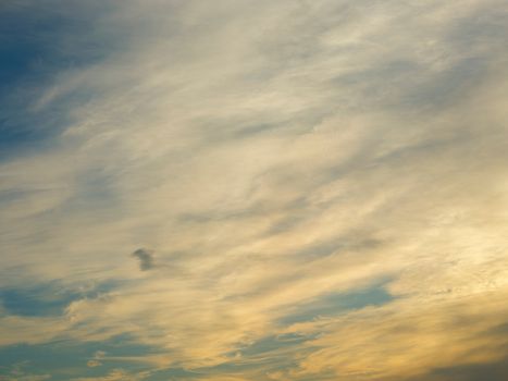 Strahlender Himmel & Wolken – Minimalistisches Wallpaper