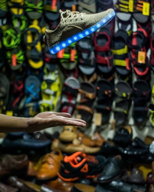 Kostenlos Personenhand In Der Nähe Von Verschiedenen Schuhen Stock-Foto