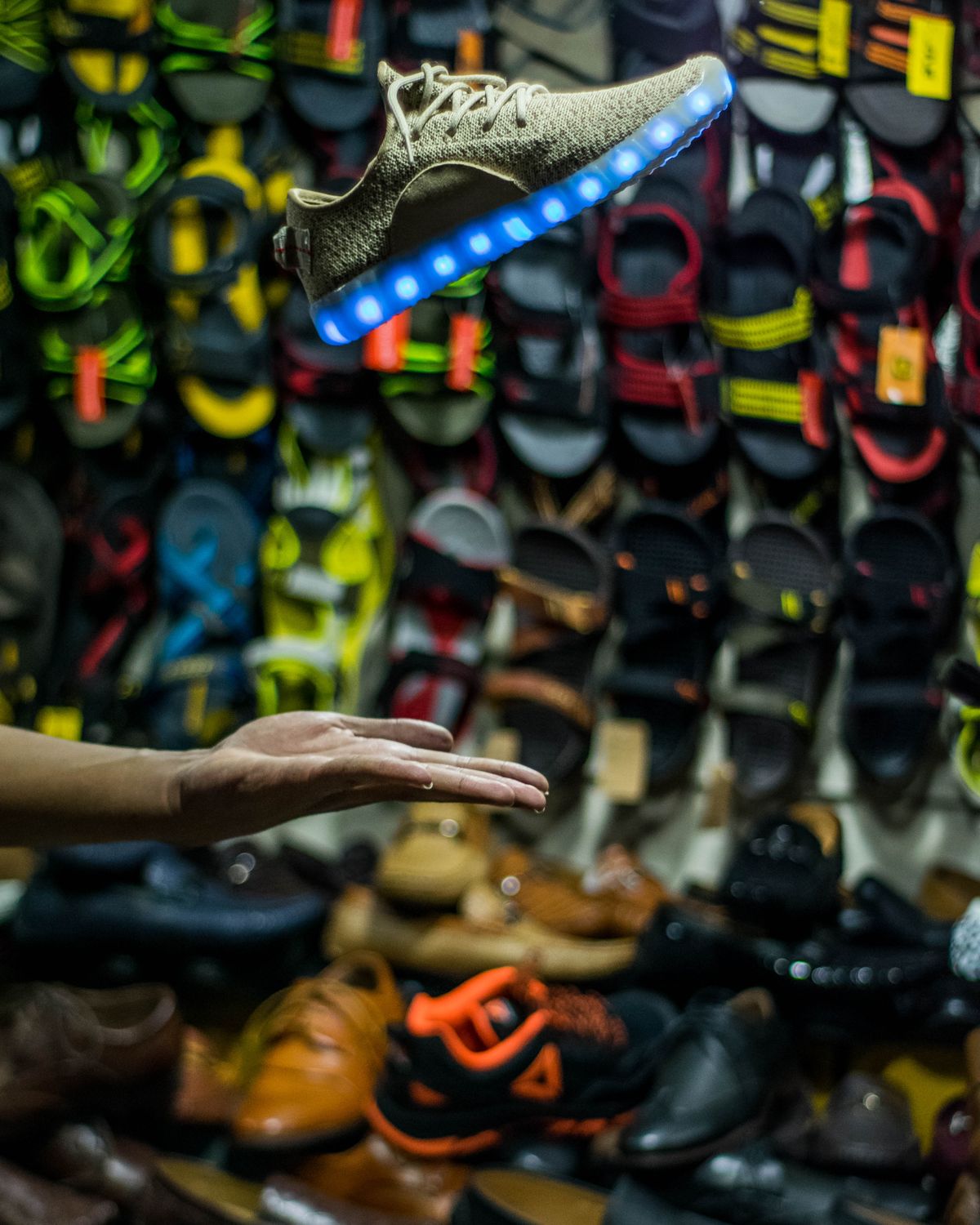 Kệ giày trưng bày trong store, góc nhìn về thị trường sneaker và văn hóa resell