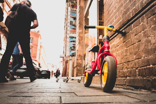 Fotobanka s bezplatnými fotkami na tému akcia, bicykel, budova