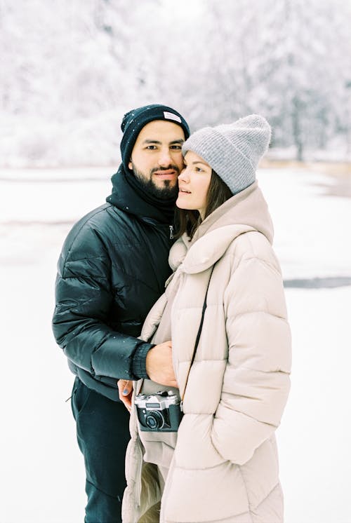 Foto profissional grátis de agasalhos, amor, câmera