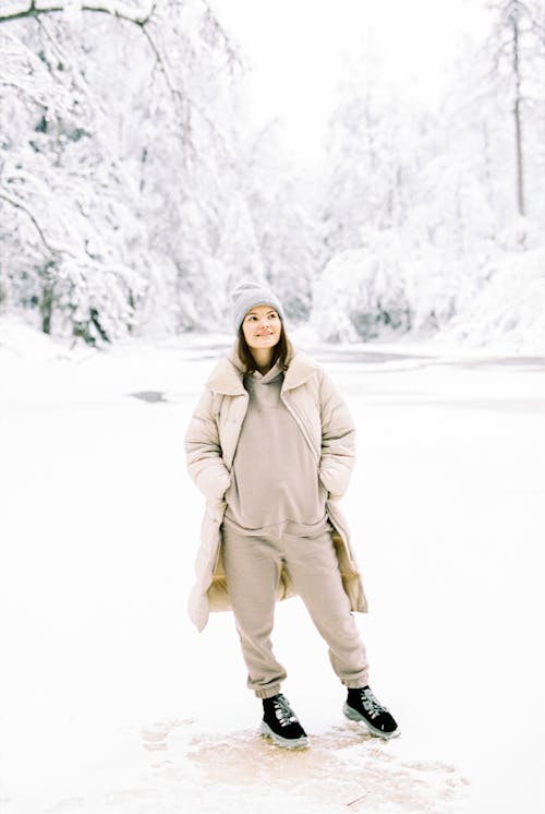 Miễn phí Một Người Phụ Nữ Trong Bộ Quần áo Mùa đông Màu Nâu Ảnh lưu trữ