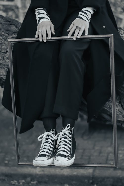 Darmowe zdjęcie z galerii z czarno-biały, dotykający, nogi