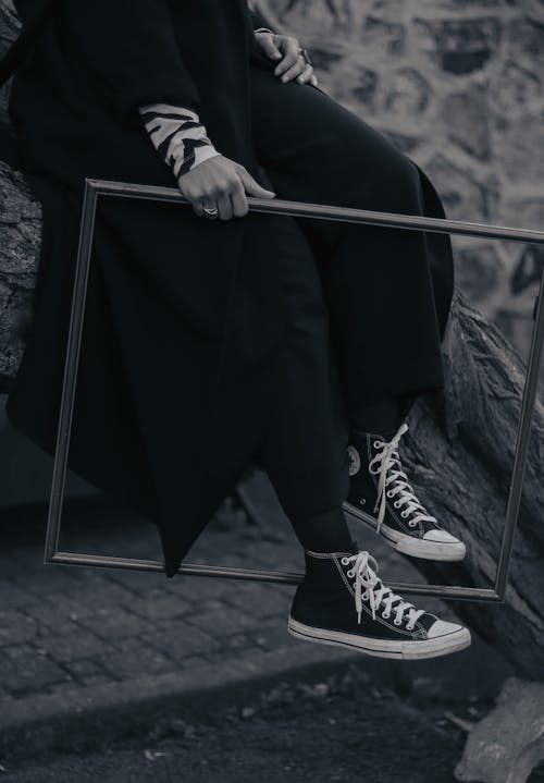 Darmowe zdjęcie z galerii z czarno-biały, dotykający, nogi