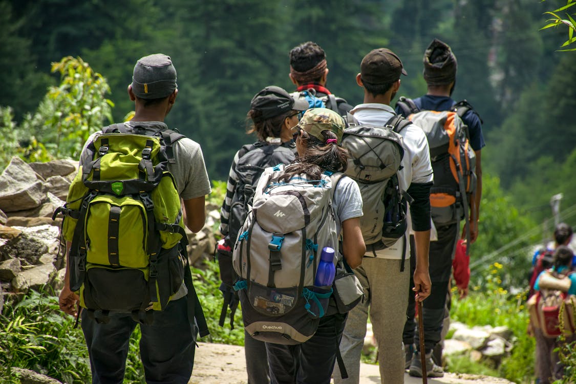 campeurs et randonneurs marchant sur une route