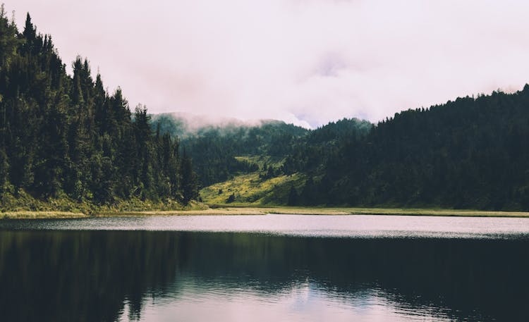 Body Of Water And Mountain Photography