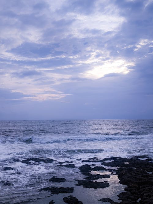 垂直拍摄, 天空, 岩石海岸 的 免费素材图片