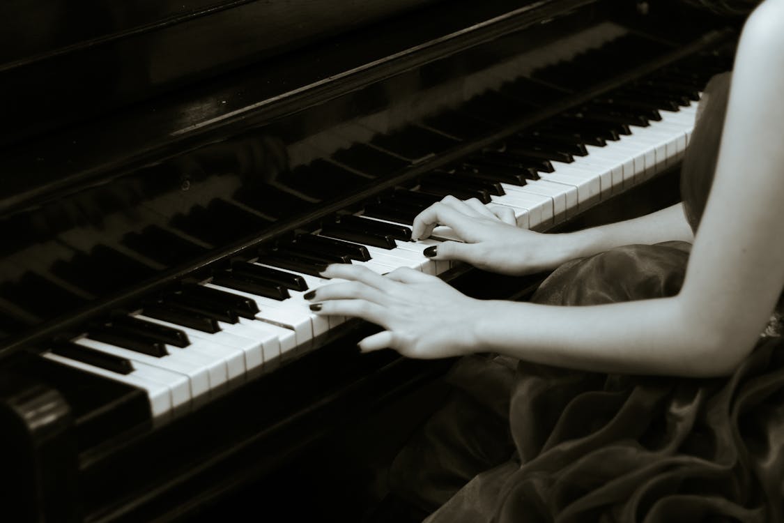 бесплатная Бесплатное стоковое фото с играть на пианино, монохромный, музыкальный инструмент Стоковое фото