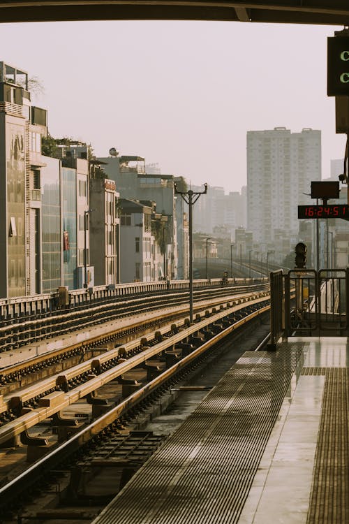 binalar, Demir yolu platformu, dikey atış içeren Ücretsiz stok fotoğraf