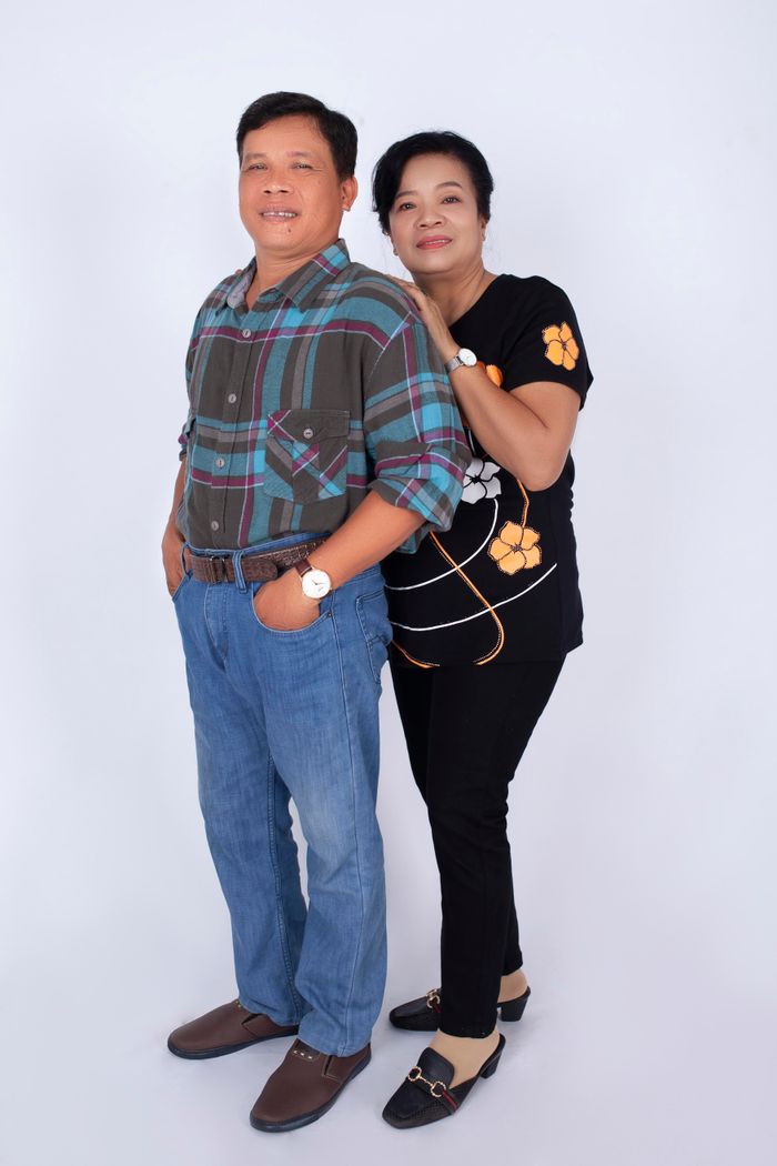 free middle age dating sites – middle aged couple embracing