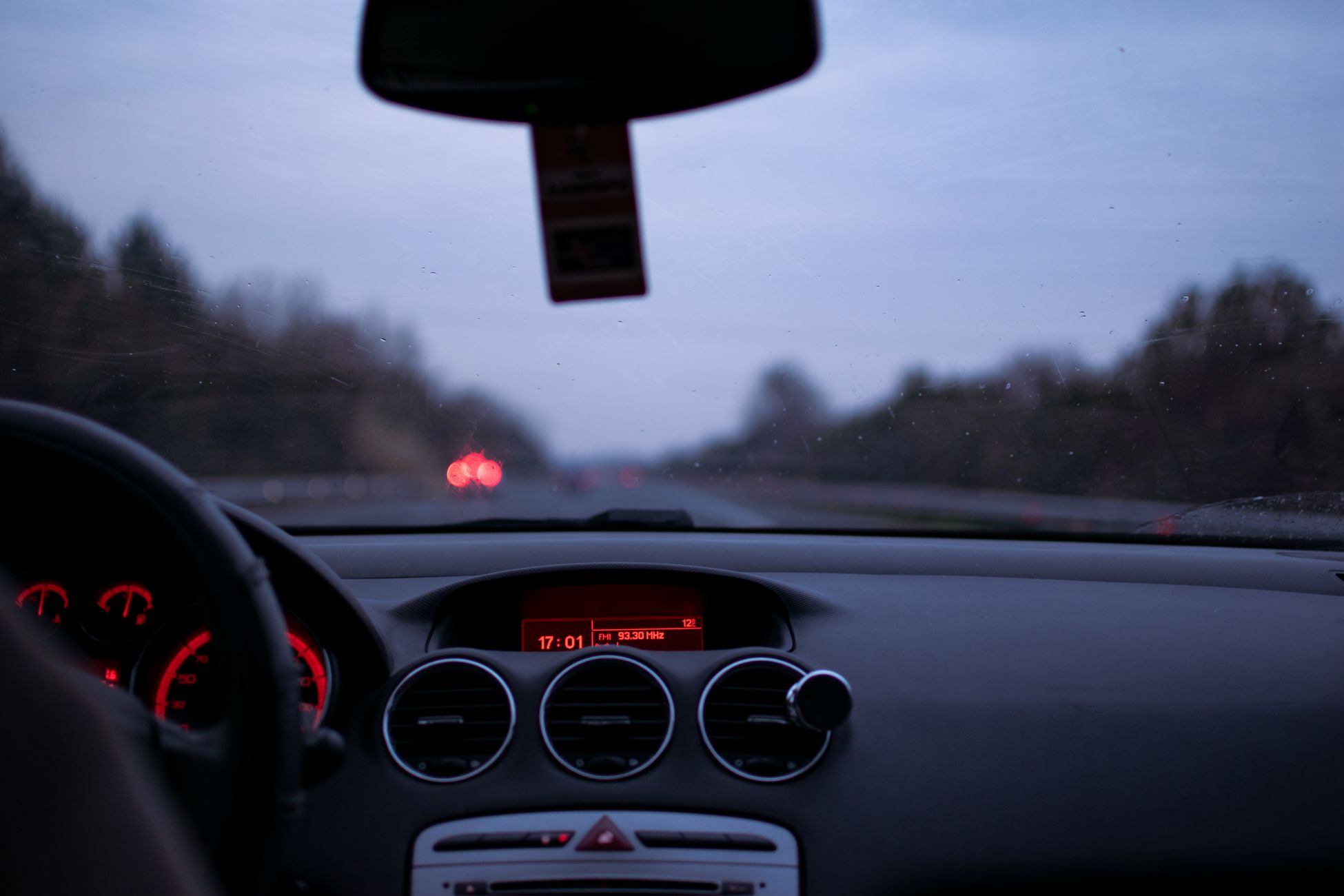 Dashboard auto vat vlam op A2 bij Weert