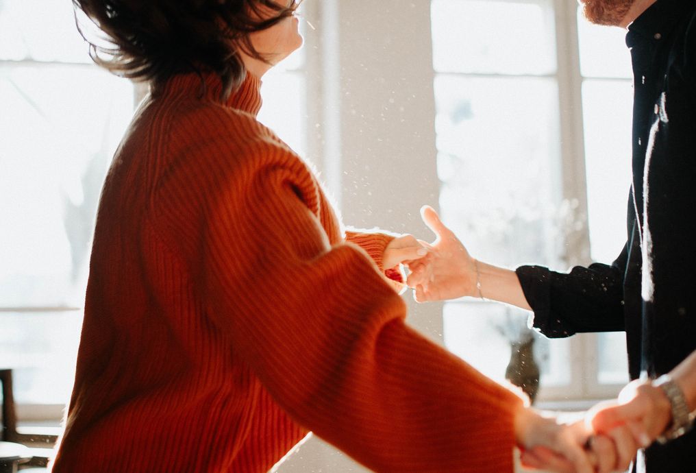 Online dating: starting a conversation on a niche platform