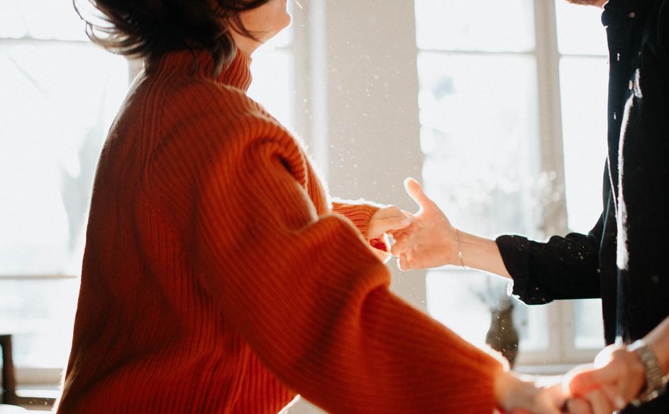 Online dating: starting a conversation on a niche platform