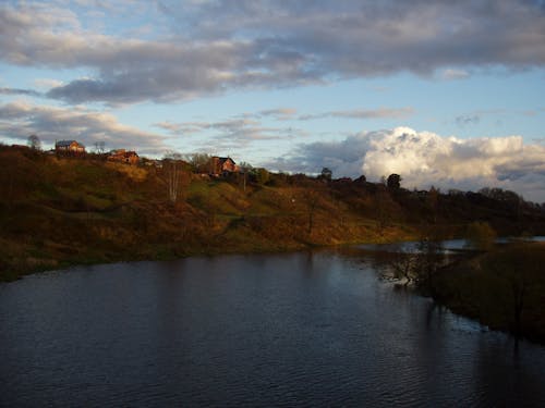 Fotobanka s bezplatnými fotkami na tému breh rieky, leto, ruská dedina