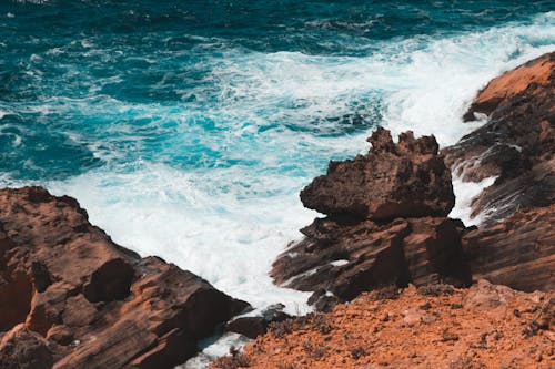 海邊的岩層照片