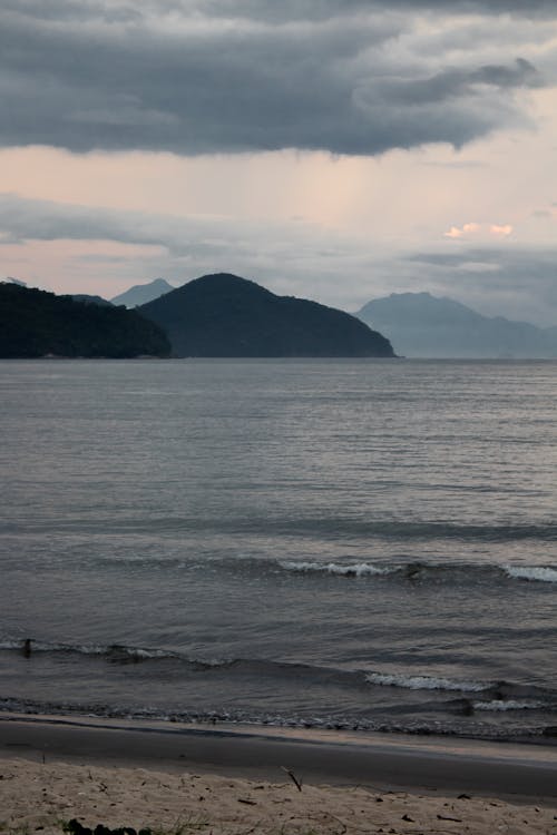 dağlar, dalgalar, deniz içeren Ücretsiz stok fotoğraf