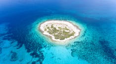 航拍克罗地亚一座宁静岛屿，四周被碧绿海水环绕