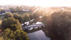 日出时，无人机拍摄了萨拉热窝一座风景优美的历史桥梁，阳光照亮了四周的景色