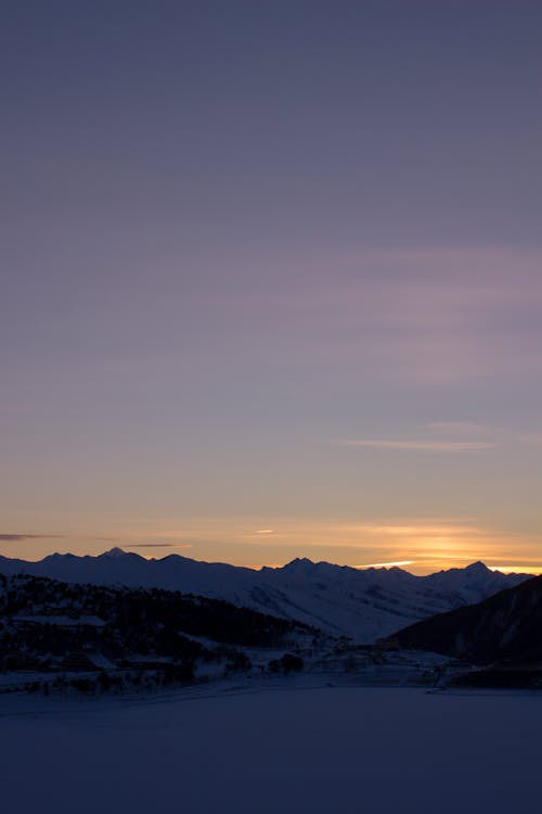 Безкоштовне стокове фото на тему «вертикальні постріл, вечірнє небо, гори»